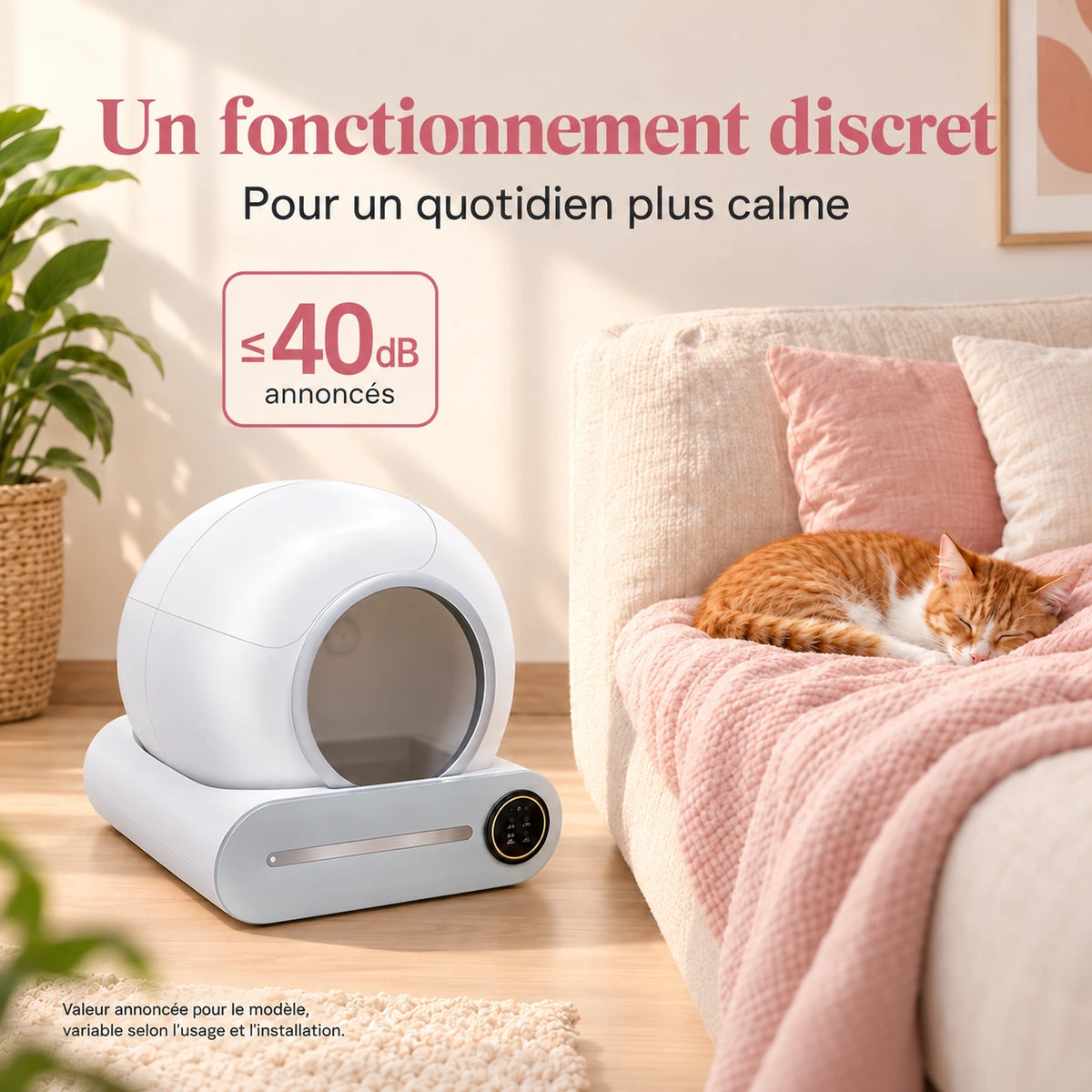 Chat roux endormi sur un canapé près de la litière automatique au fonctionnement discret.