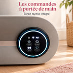 Gros plan de l’écran tactile circulaire et des commandes de la litière connectée.