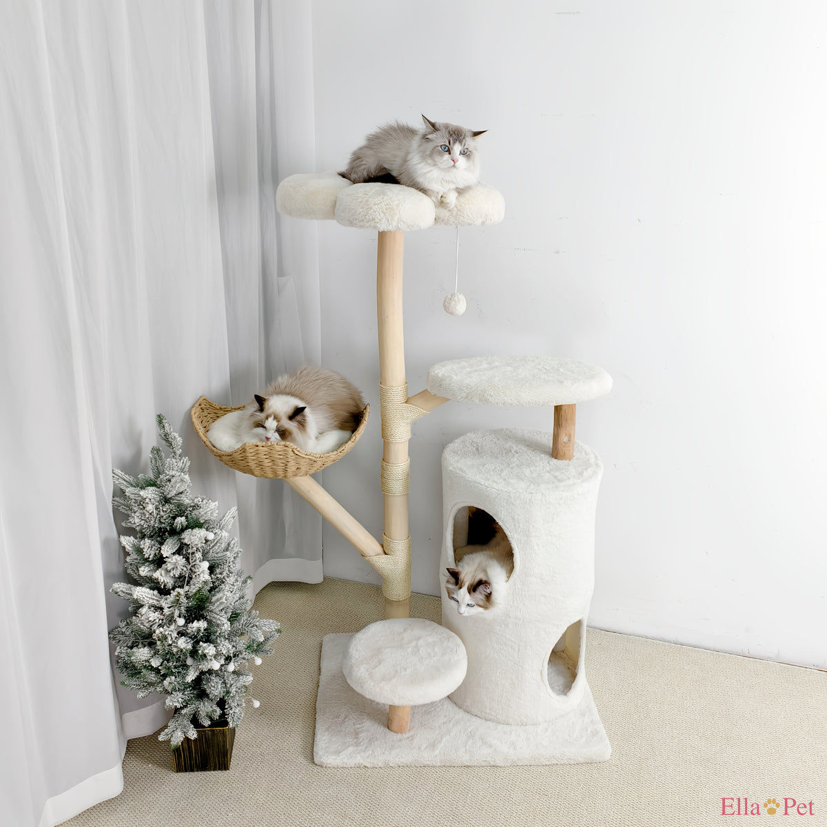 Arbre à chat design installé dans un salon lumineux