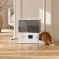 Chat mangeant des croquettes avec le distributeur automatique 2-en-1, avec réserve d'eau intégrée