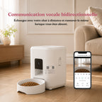 Distributeur automatique de croquettes blanc avec caméra, accompagné d’un smartphone affichant la vue de la caméra et l’application de contrôle.