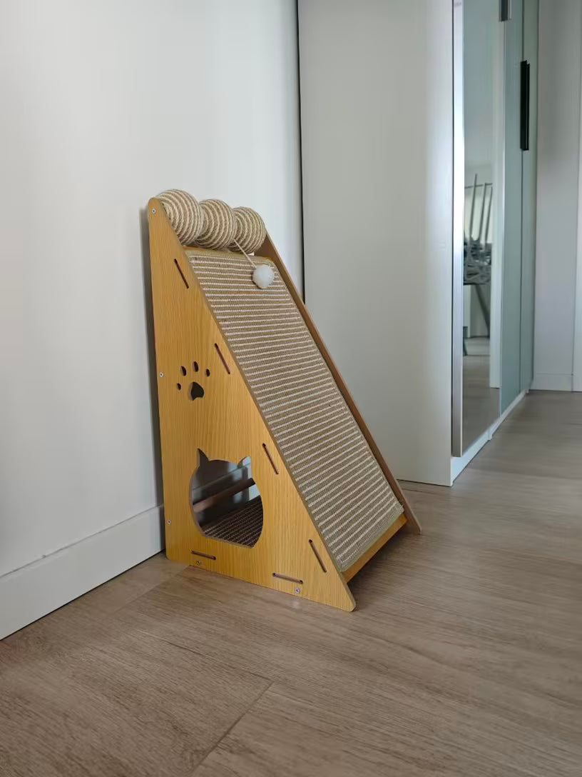 Photo d'un client du Griffoir chat compact en sisal naturel avec balle jouet suspendue
